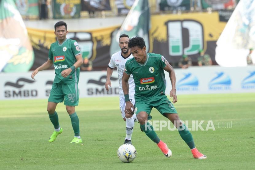 Pemain PSS Sleman Haris Tuharea (kanan) membawa bola pada lanjutan Liga 1 melawan Madura United di Stadion Maguwoharjo, Sleman, Yogyakarta, belum lama ini.