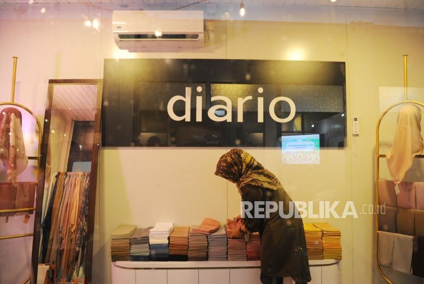 Halal Park. Pengunjung melihat baju di tenant kawasan Halal Park, GBK Senayan ,Jakarta, Jumat (26/4).