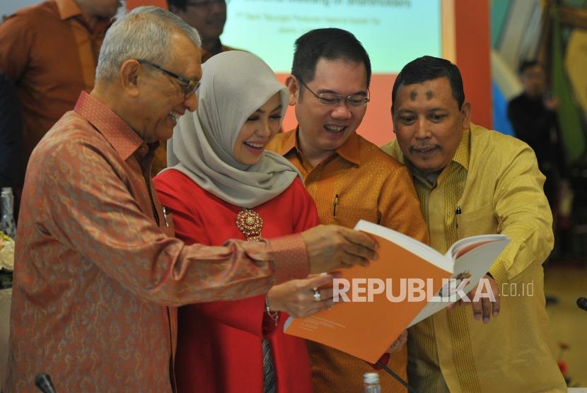Direktur Utama BTPN Syariah Ratih Rachmawaty (kedua kiri) bersama Komisaris Utama BTPN Syariah Kemal Azis Stamboel (kiri) dan Ketua Dewan Pengawas Syariah BTPN Syariah H. Ikhwan  Abidin (kanan) berbincang seusai Rapat Umum Pemegang Saham Tahunan (RUPST) BTPN Syariah di Jakarta, Kamis (14/2).