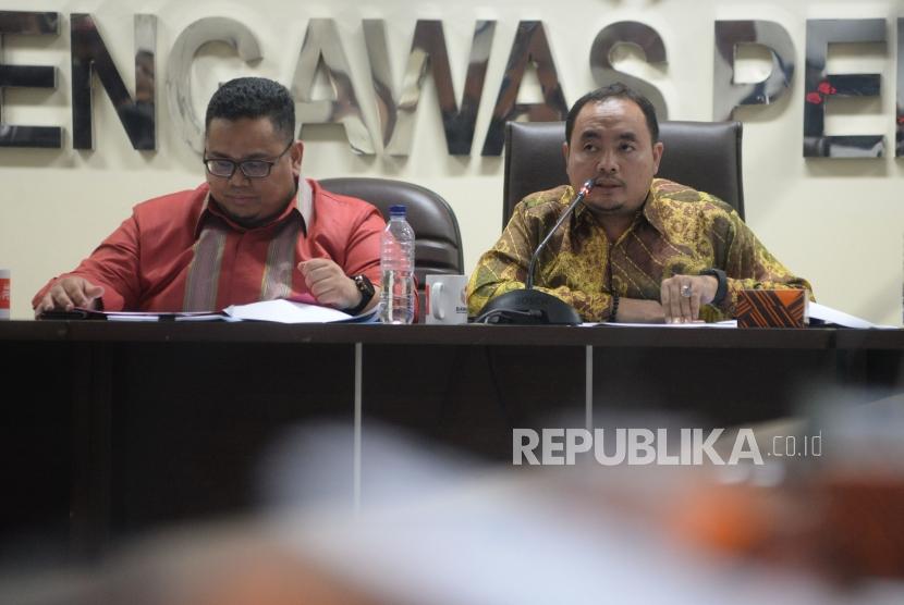 Anggota Bawaslu Mochammad Afifudin (kanan) bersama dengan Anggota Bawaslu Rahmat Bagja saat memberikan keterangan terkait hasil pengawasan pemutakhiran data pemilih,laporan dana awal kampanye dan kampanye di Kantor Bawaslu , Jakarta, Senin (12/3).