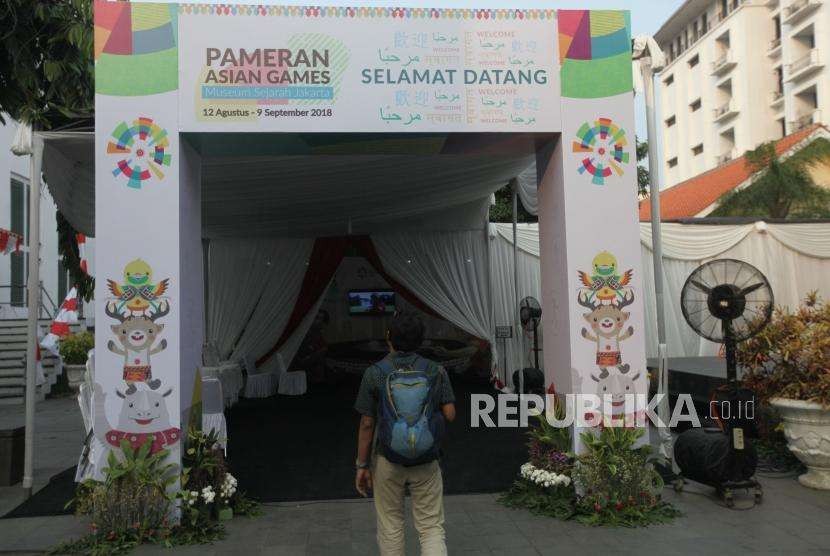 Pengunjung memasuki pameran Asian Games di Museum Fatahillah, Kota Tua, Jakarta, Selasa (14/8).