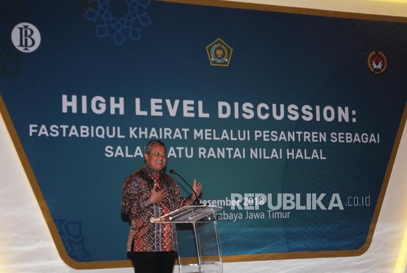 Gubernur Bank Indonesia Perry Warjiyo menyampaikan pidato pada acara pembukaan  Indonesia Shari’a Economic Festival ke 5 (ISEF)  dengan tema “The First Integrated Platform of Islamic Economy for Global Competitiveness” di Surabaya, Selasa (11/12).