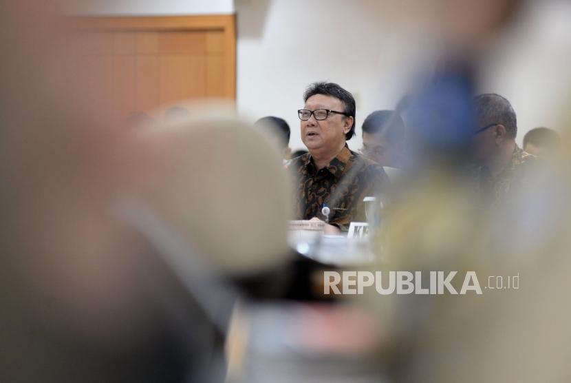 Mendagri Tjahjo Kumolo menyampaikan pendapatnya saat mengikuti rapat konsultasi dengan DPR di Kompleks Parlemen, Senayan, Jakarta, Kamis (11/1).