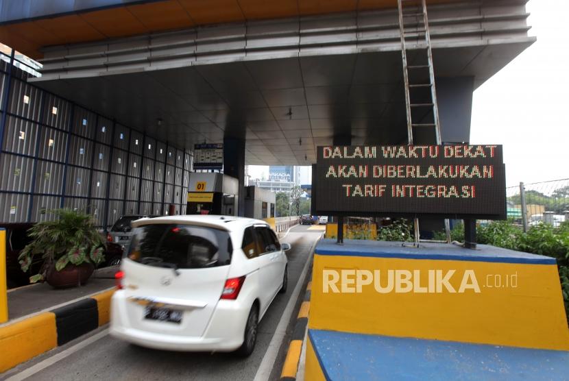 Sejumlah kendara menlintas dipintu Tol Lenteng Agung, Jakarta, Rabu (4/7).