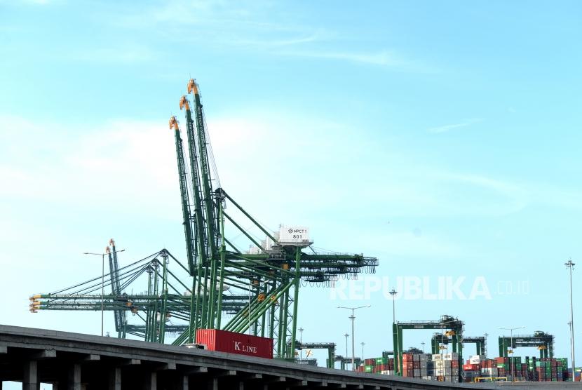 Neraca Perdagangan Indonesia Defisit. Truk membawa peti kemas dari Pelabuhan New Priok Kalibaru, Jakarta, Ahad (18/2).
