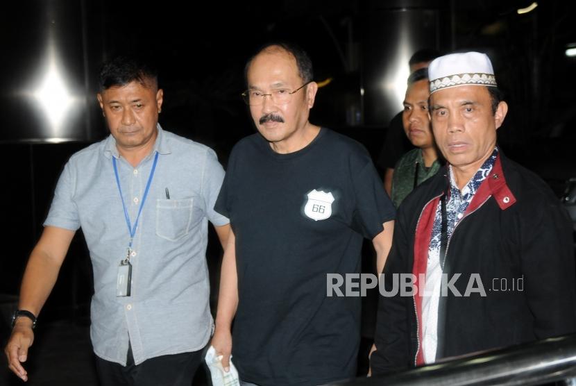 Pengacara Fredrich Yunadi tiba usai dijemput paksa oleh tim penyidik KPK di Gedung KPK, Jakarta, Sabtu (13/1).