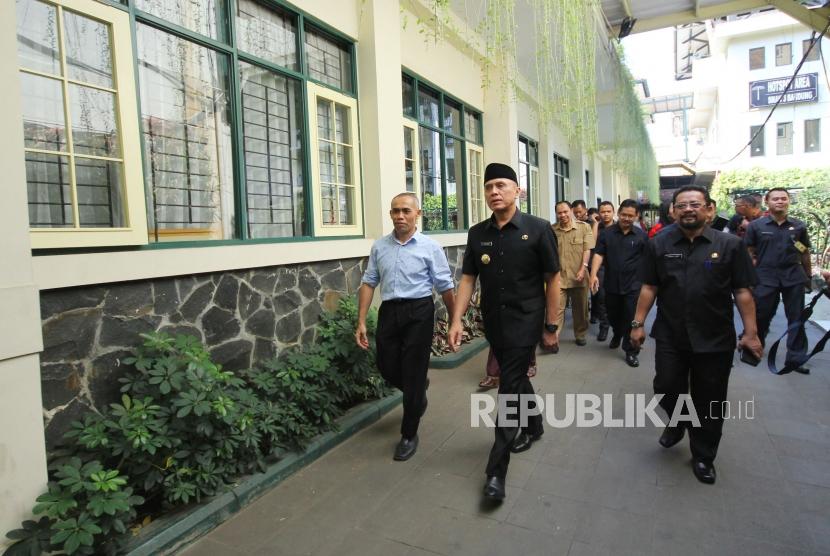 Penjabat (Pj) Gubernur Jabar M Iriawan yang juga alumni SMAN 5 Bandung, menyempatkan diri meninjau sekolah, di sela-sela peninjauan pelaksanaan Pendaftaran Peserta Didik Baru (PPDB), di SMAN 5, Jalan Belitung, Kota Bandung, Selasa (3/7).