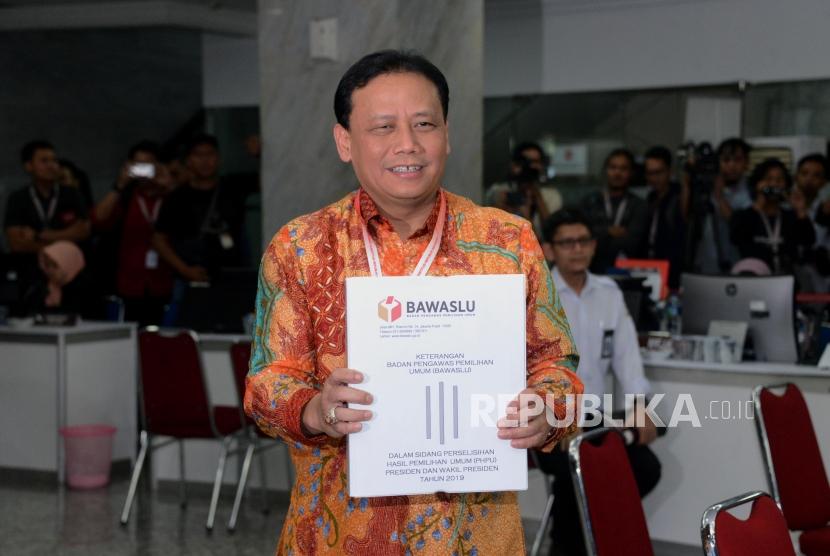 Ketua Bawaslu Abhan saat menyerahkan keterangan tertulis Bawaslu dalam Perselisihan Hasil Pemilihan Umum (PHPU) Pemilihan Presiden 2019 di Mahkamah Konstitusi (MK), Jakarta, Rabu (12/6).