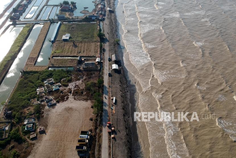 Suasana tumpahan minyak mentah di pesisir Pantai Cemarajaya, Karawang, Jawa Barat, Kamis (1/8).