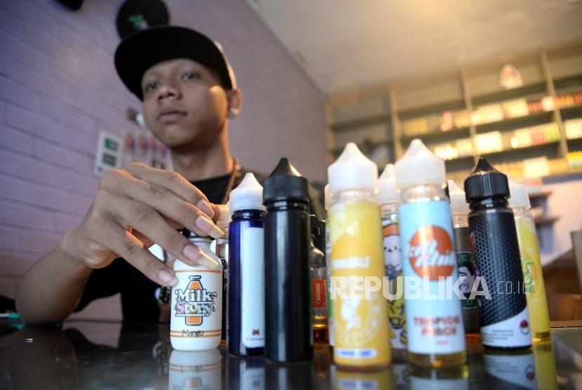 Kenaikan Cukai Vape. Penjaga menunjukan aneka cairan roko elektrik (vape) di Jakarta, Senin (29/1).