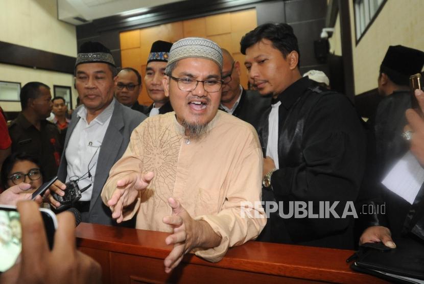 Terdakwa kasus ujaran kebencia Jon Riah Ukur atau Jonru memberikan keterangan kepada media  usai persidangan dengan agenda sidang putusan vonis di Pengadilan Negeri Jakarta Timur, Jumat (2/3).