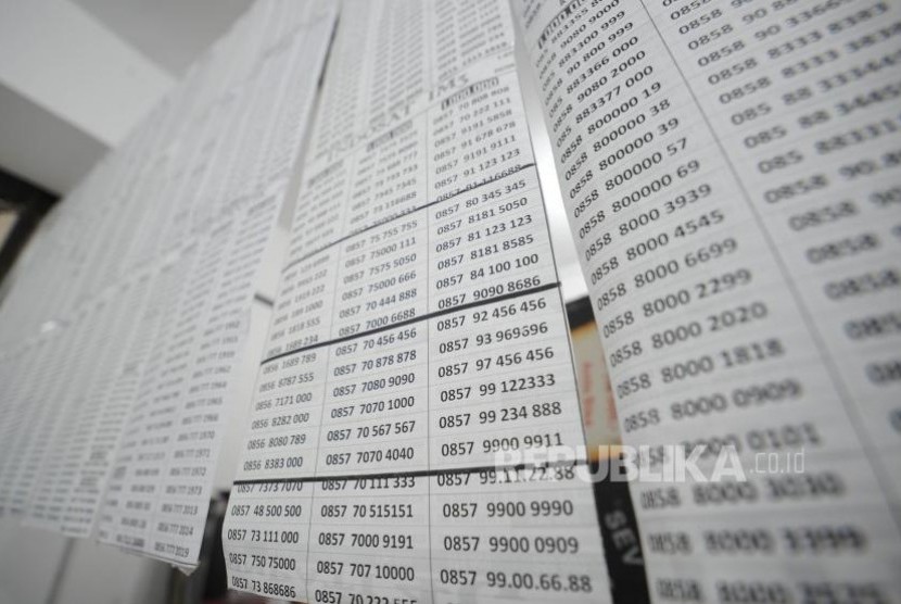 No Kartu Perdana. Nomor-nomor telepon selular  terpampang di  salah satu kios di pusat perbelanjaan elektronik ITC Roxy Mas, Jakarta (2/11).
