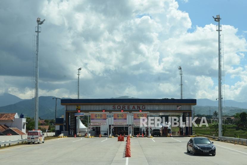 Usai diresmikan, sejumlah kedaraan mulai memasuki Tol Soroja (Soreang-Pasirkoja) dari arah pintu Tol Soreang, Kabupaten Bandung, Senin (4/12).
