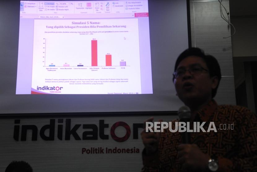Direktur Eksekutif Indikator Politik Indonesia, Burhanudin Muhtadi sedang menjelaskan hasil survei yang dilakukan indikator tentang dinamika elektoral jelang pilpres dan pileg serentak 2019, di Jakarta, Kamis (3/5).