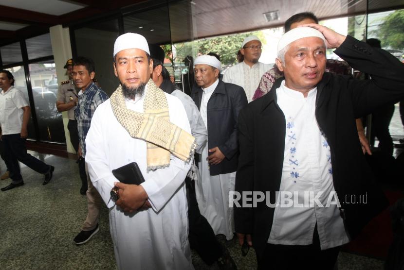 Ustaz Zulkifli Muhammad Ali (kiri) bersiap untuk menjalani pemeriksaan di Direktorat Tindak Pidana Cyber (Dittipid Cyber) Bareskrim Mabes Polri, Jakarta, Kamis (18/1).