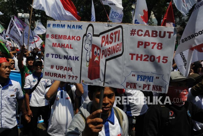 Sejumlah aliansi buruh dari berbagai ormas berjalan menuju Istana Negara pada peringatan Hari Buruh Internasional di Jakarta, Selasa (1/5).