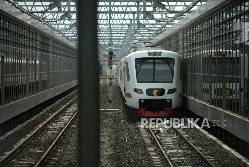 Kereta bandara melintas saat uji coba Kereta Bandara Soekarno-Hatta di Stasiun Soekarno-Hatta, Jakarta, Selasa (26/12).