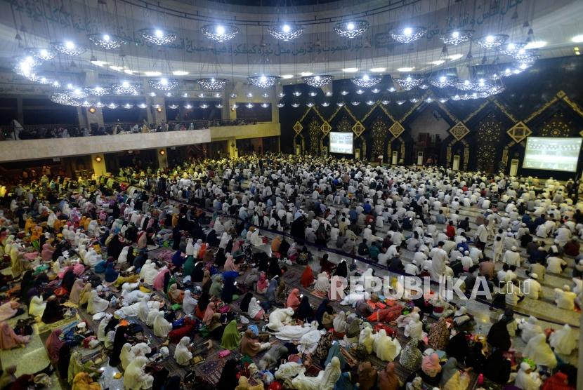 Sejumlah umat islam saat mengikuti acara Dzikir Nasional di Masjid Agung At Tin, Jakarta, Senin (31/12).
