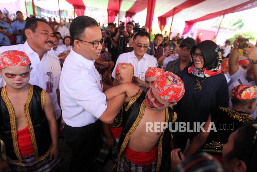 Gubernur DKI Jakarta Anies Baswedan (tengah) didampingi Walikota Jakarta Barat Anas Effendi (kiri) berinteraksi dengan para disabilitas saat acara memperingati Hari Disabilitas Internasional Tingkat Provonsi DKI Jakarta 2017 di Panti Sosial Bina Grahita Belaian Kasih, Jalan Peta Utara, Jakarta Barat, Rabu (6/12).