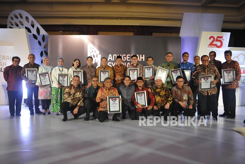   Para penerima Anugerah Syariah Republika (ASR) 2017 dan tamu undangan berfoto bersama usai acara ASR 2017 di Jakarta, Rabu (6/12) malam.