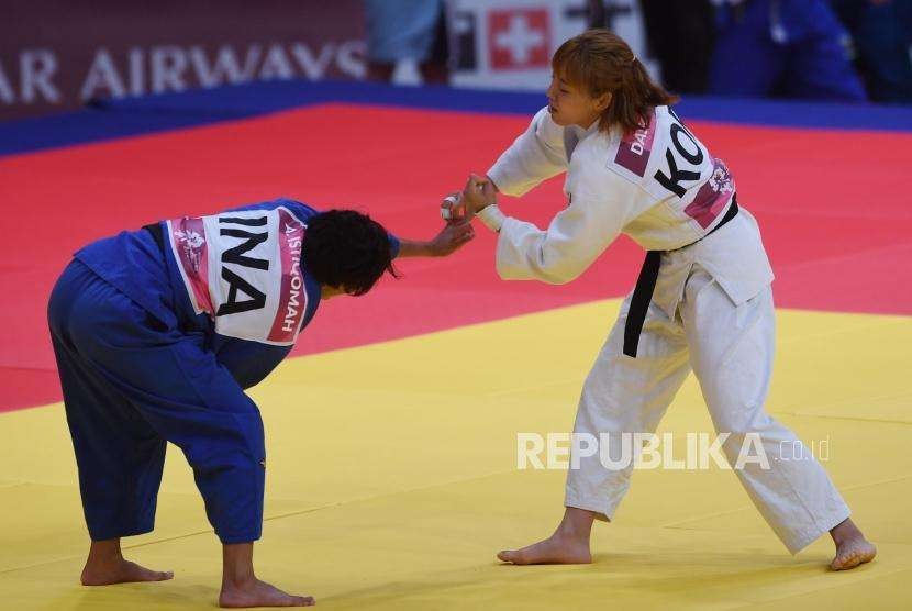  Atlet Judo Indonesia Amanah Nur Istiqomah (kiri).