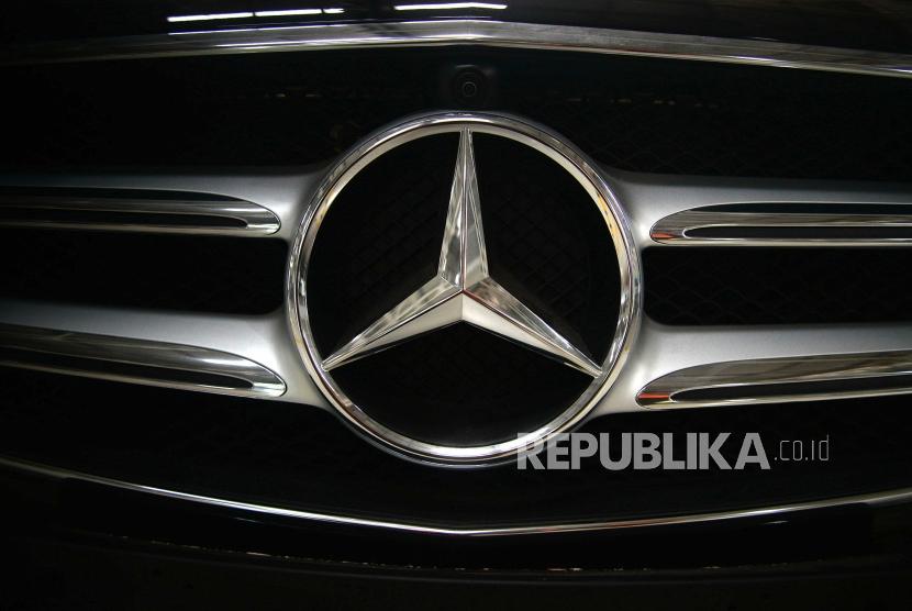 logo Mercedes Benz (ilustrasi). Presiden Direktur PT Daimler Commercial Vehicles Indonesia (DCVI), Jung-Wo Park mengatakan, beragam langkah yang dilakukan Mercedes Benz berhasil membuat pabrikan Jerman ini tetap jadi dua besar dalam pasar bus Tanah Air.