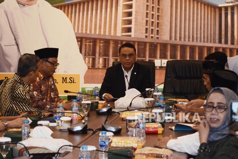 Rapat Pengurus DMI. Wakil Ketua Umum Dewan Masjid Indonesia (DMI) Komjen Pol Syafruddin (tengah) saat memimpin rapat di kantor pusat DMI di Jakarta Pusat, Rabu (10/7).