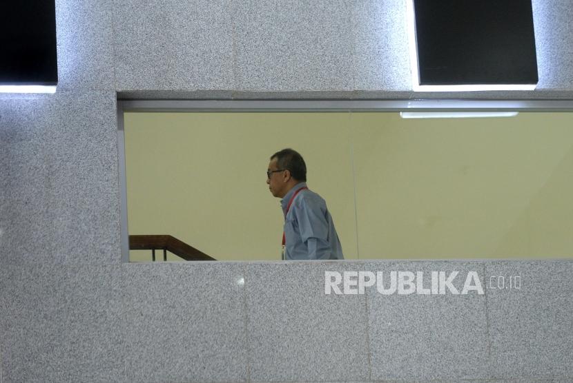 Pemeriksaan Emirsyah Satar. Mantan Direktur Utama PT Garuda Indonesia Emirsyah Satar menuju ruang pemeriksaan di Gedung Komisi Pemberantasan Korupsi, Jakarta, Senin (16/4).