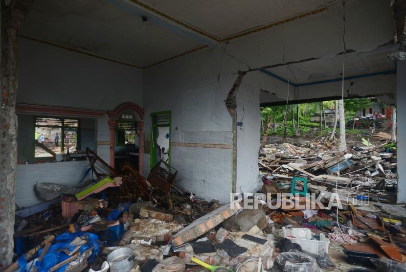 Suasana rumah yang hancur di Desa Way Uli, Kalianda, Lampung Selatan, Selasa (25/12).