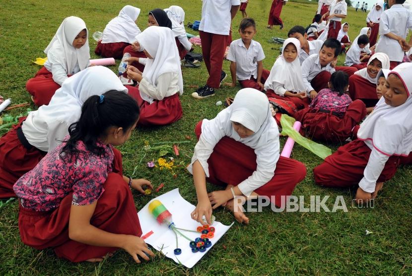 Sejumlah siswa SDN Hambalang 4 saat belajar keterampilan diluar kelas di Desa Hambalang, Kabupaten Bogor, Jawa Barat, Rabu (21/3).