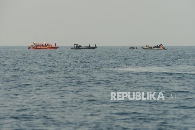 Sejumlah Tim SAR gabungan saat melakukan pencarian dalam proses evakuasi pesawat Lion Air JT 610 di Perairan Karawang, Jawa Barat, Rabu (31/10).