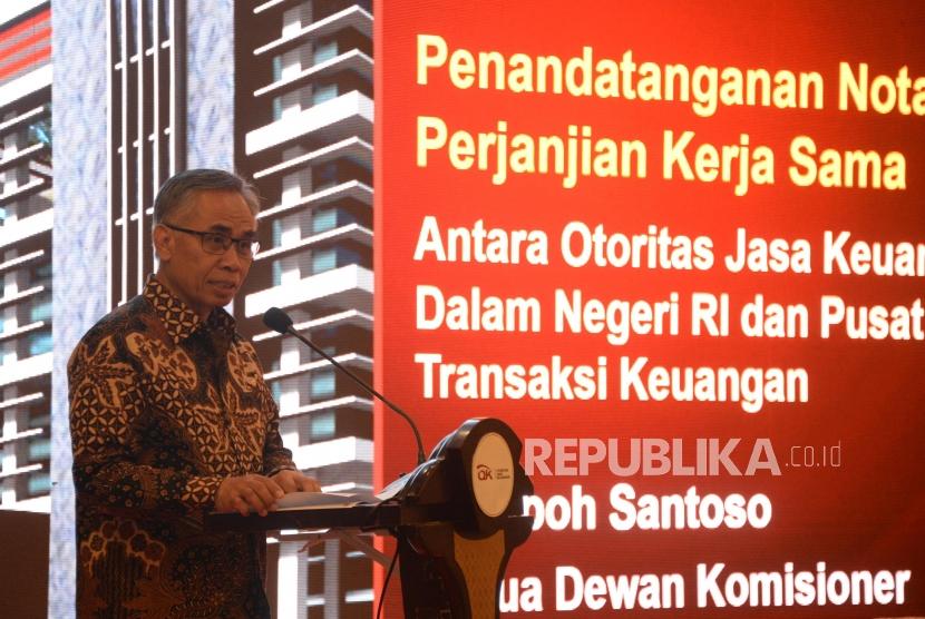 Ketua Dewan Komisioner OJK Wimboh Santoso memberikan sambutan sebelum melakukan penandatanganan nota kesepahaman di Jakarta, Selasa (19/2).