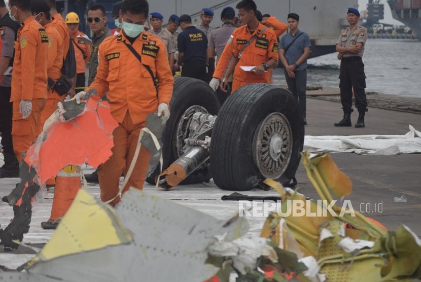 Petugas SAR gabungan mengevakuasi puing pesawat Lion Air JT 610 saat tiba Posko Terpadu Pelabuhan Tanjung Priok, Jakarta, Sabtu (3/11).
