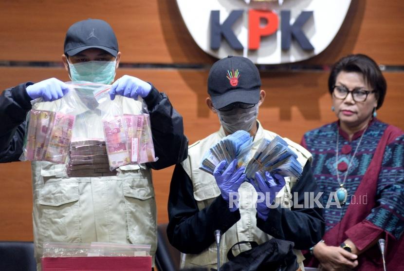 Penyidik KPK menunjukan barang bukti hasil oprasi tangkap tangan (OTT) kasus dugaan suap Bupati Subang di gedung KPK, Jakarta, Rabu (14/2) malam. 
