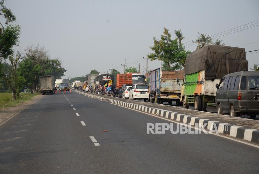 Pantura route, Indramayu, West Java, on Sunday (June 3).