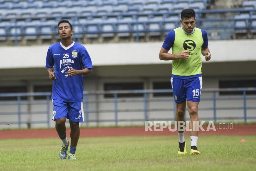 Bek Persib Bandung Fabiano Beltrame (kanan) bersama pemain tengah Persib Bandung Syafril Lestaluhu (kiri) mengikuti sesi latihan di Stadion Gelora Bandung Lautan Api, Kota Bandung, Ahad (24/3).