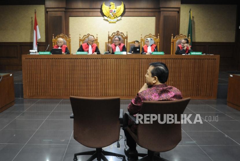 Terdakwa tindak pidana korupsi  KTP Elektronik, Setya Novanto  memberikan keterangan  saksi untuk   dokter Bimanesh Sutarjo di Pengadilan Tindak Pidana Korupsi, Jakarta, Kamis (19/4).