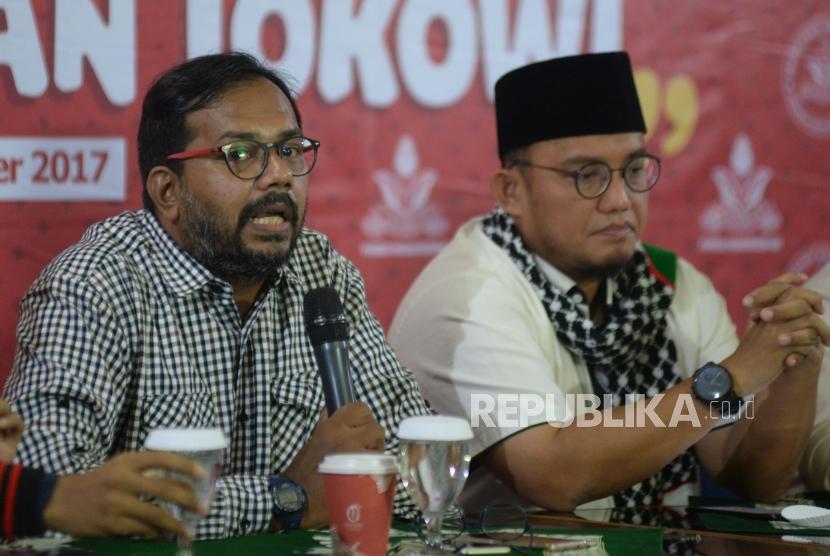 Aktifis HAM dan Anti Korupsi Haris Azhar (kiri) bersama Ketua Umum PP Pemuda Muhammadiyah Dahnil Anzar Simanjuntak  menjadi pembicara dalam diskusi berseri Madrasah Anti Korupsi 