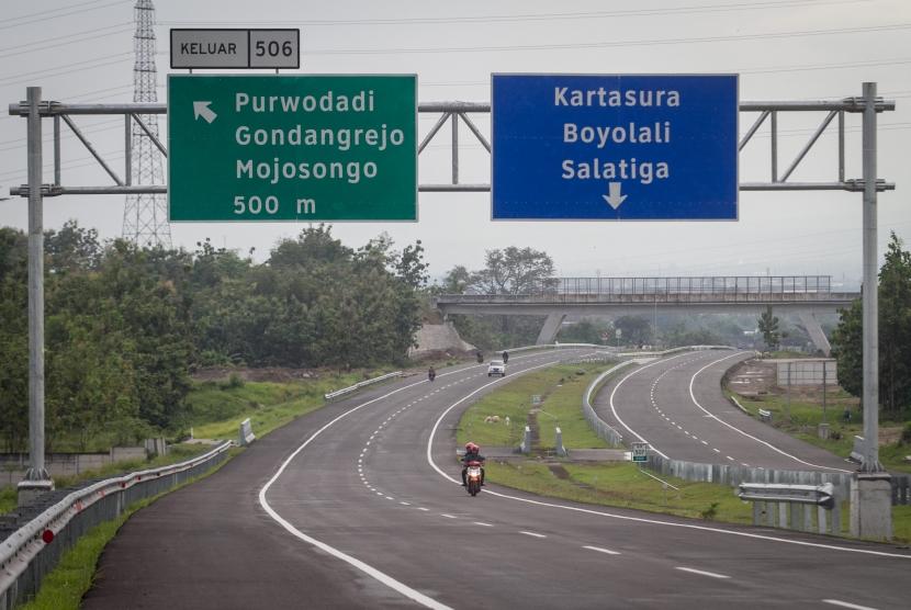 Pengendara melintas di ruas jalur Tol Solo-Ngawi, Wonorejo, Karanganyar, Jawa Tengah, Sabtu (31/3).