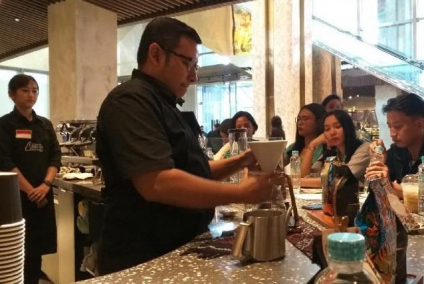 Ashiap! 144 Barista Starbucks Siap Pecahkan Rekor MURI di Hari Kopi Sedunia. (FOTO: Boyke P. Siregar)