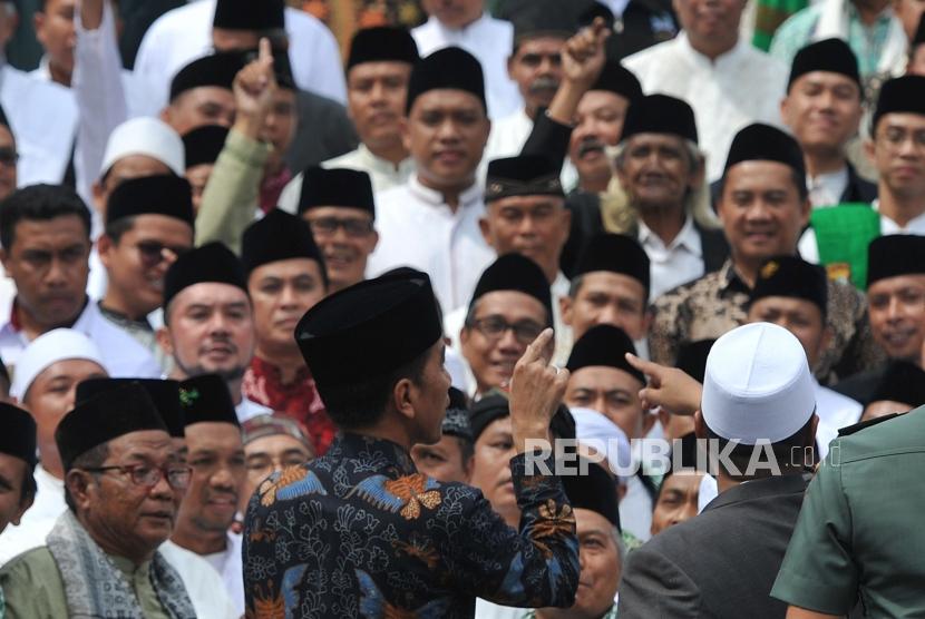 Presiden RI Joko Widodo berfoto bersama dengan para ulama, kiai dan habib se-Jadetabek di Istana Negara, Jakarta, Kamis (7/2).