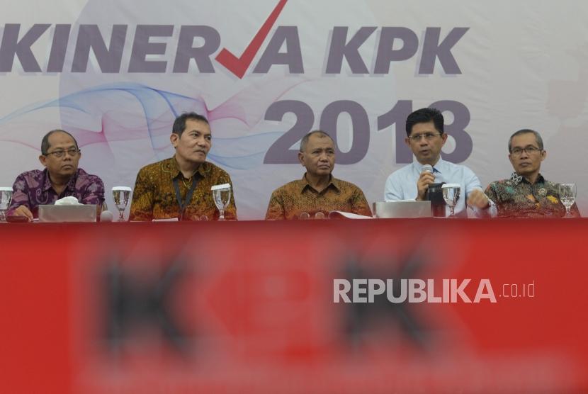 Ketua KPK, Agus Raharjo(tengah), Wakil Ketua KPK, Saut Situmorang(kedua kiri) dan  Laode M Syarif (kedua kanan) beserta pimpinan KPK memberikan keterangan pers terkait  kinerja KPK selama tahun 2018 di KPK, Jakarta, Rabu (19/12).