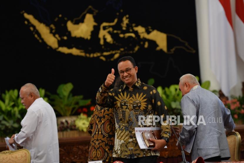 Gubernur DKI Jakarta Anies Baswedan mengacungkan jempol seusai mengikuti pengumuman pemindahan ibukota negara oleh Presiden Joko Widodo di Istana Merdeka, Jakarta, Senin (26/8).
