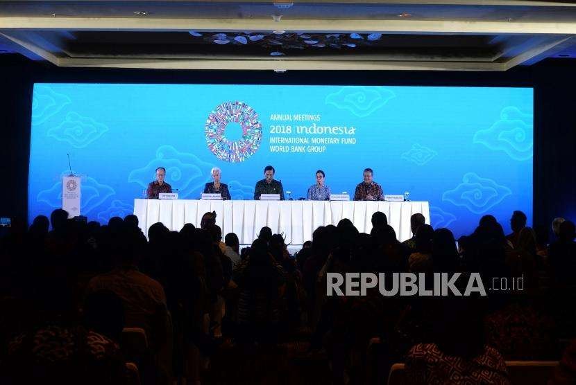 Akhir Sesi Pertemuan Tahunan IMF - WBG. Ketua Panitia Nasional Pertemuan Tahunan IMF - WBG 2018 Luhut Pandjaitan (tengah), Presiden Bank Dunia Jim Yong Kim, Direktur Pelaksana International Monetary Fund (IMF) Christine Lagarde, Menkeu Sri Mulyani, Gubernur BI Perry Warjiyo (dari kiri) saat konferensi pers terakhir Pertemuan Tahunan IMF - WBG 2018 di Nusa Dua, Bali, Ahad (14/10).