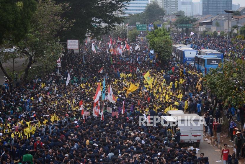 Ribuan mahasiswa berunjuk rasa di kawasan Gedung Dewan Perwakilan Rakyat, Jakarta, Selasa (24/9/2019).