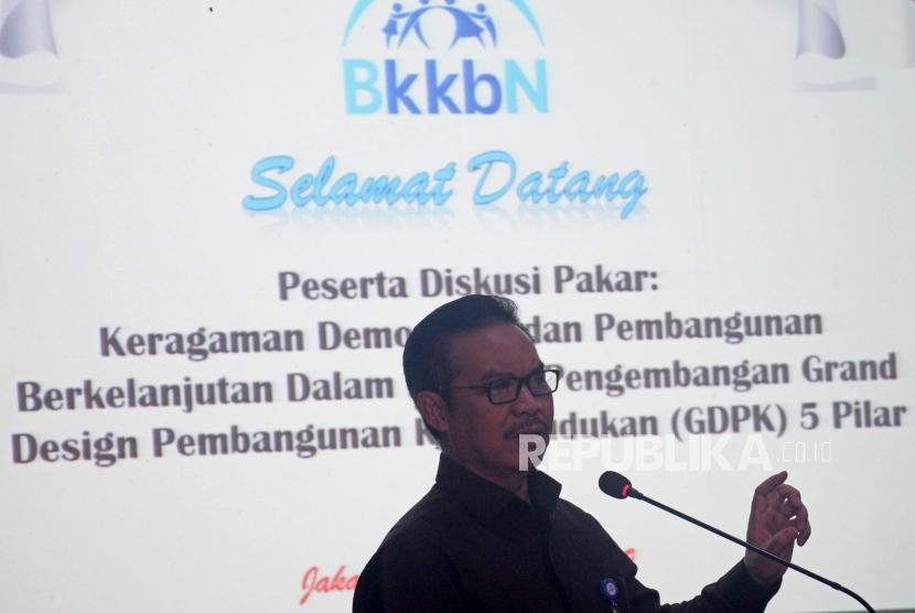 Kepala Badan Kependudukan dan Keluarga Berencana Nasional (BKKBN) Hasto Wardoyo memberikan sambutan pada acara diskusi pakar di Kantor BKKBN, Jakarta, Rabu (28/8).