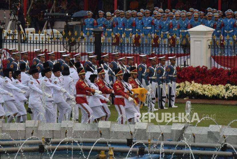 Anggota Paskibraka berada dalam  kawasan Istana Merdeka  dalam  upacara  penurunan bendera sang merah putih di  hari kemerdekaan Republik Indonesia ke 73 di  Istana Merdeka, Jakarta, Jumat (17/8).