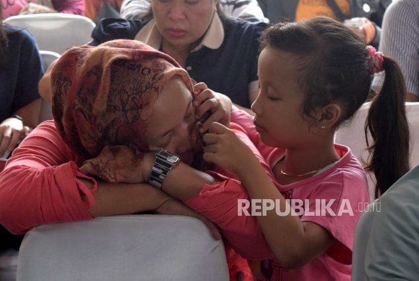 Isak tangis keluarga korban kecelakaan pesawat Lion Air JT610 di Posko Ante Mortem DVI RS Polri, Jakarta, Selasa (30/10).