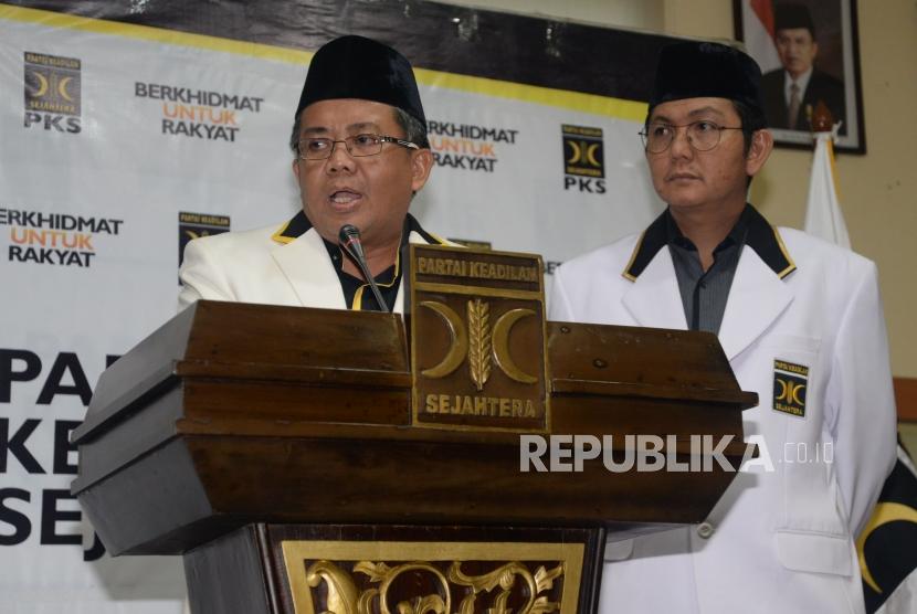 Presiden PKS Sohibul Iman didampingi Sekjen PKS Mustafa Kamal mengumumkan nama calon gubernur maupun wakil gubernur yang akan didukung PKS di lima provinsi pada Pilkada 2018 di Kantor DPP PKS Jakarta, Rabu (27/12).