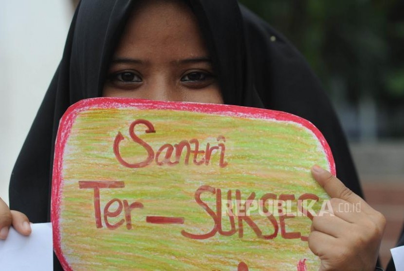 Santriwati  peserta apel Hari Santri  dalam Rangka Hari Santri Nasional (ilustrasi)